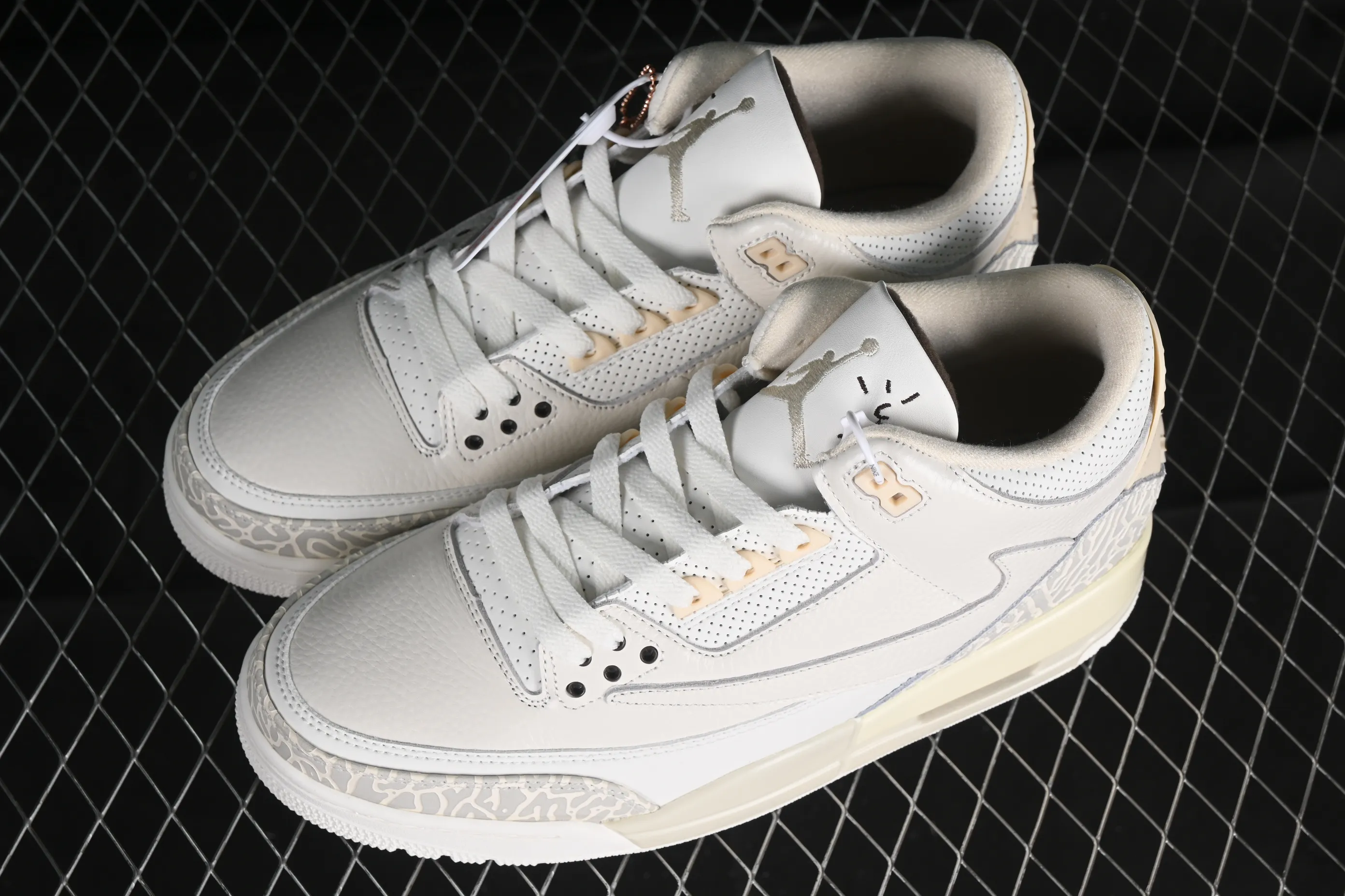 All categories Air Jordan Jordan series basketball shoes Air Jordan 3 Travis Scott x Air Jordan 3 Retro "Cactus Jack" AJ3 Joe 3 joint cream off-white barb basketball shoes 136064-668